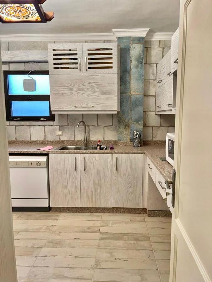 Luxurious 3 Bedroom Rustic Apartment Overlooking Huge Garden - For Families And Couples Cairo Exterior photo