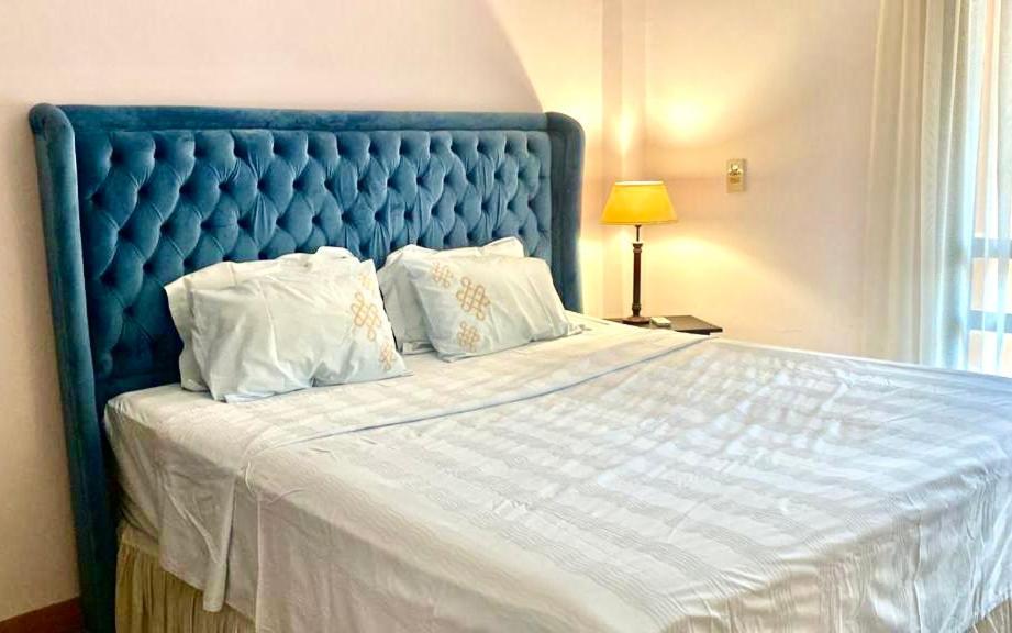 Luxurious 3 Bedroom Rustic Apartment Overlooking Huge Garden - For Families And Couples Cairo Exterior photo