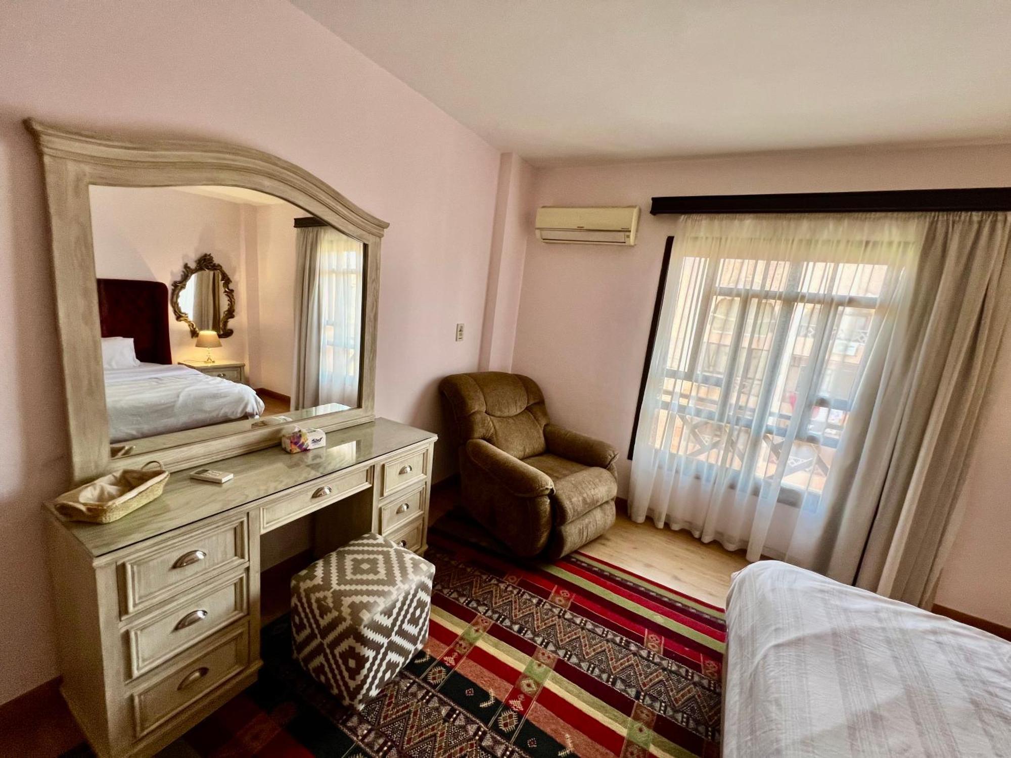 Luxurious 3 Bedroom Rustic Apartment Overlooking Huge Garden - For Families And Couples Cairo Exterior photo
