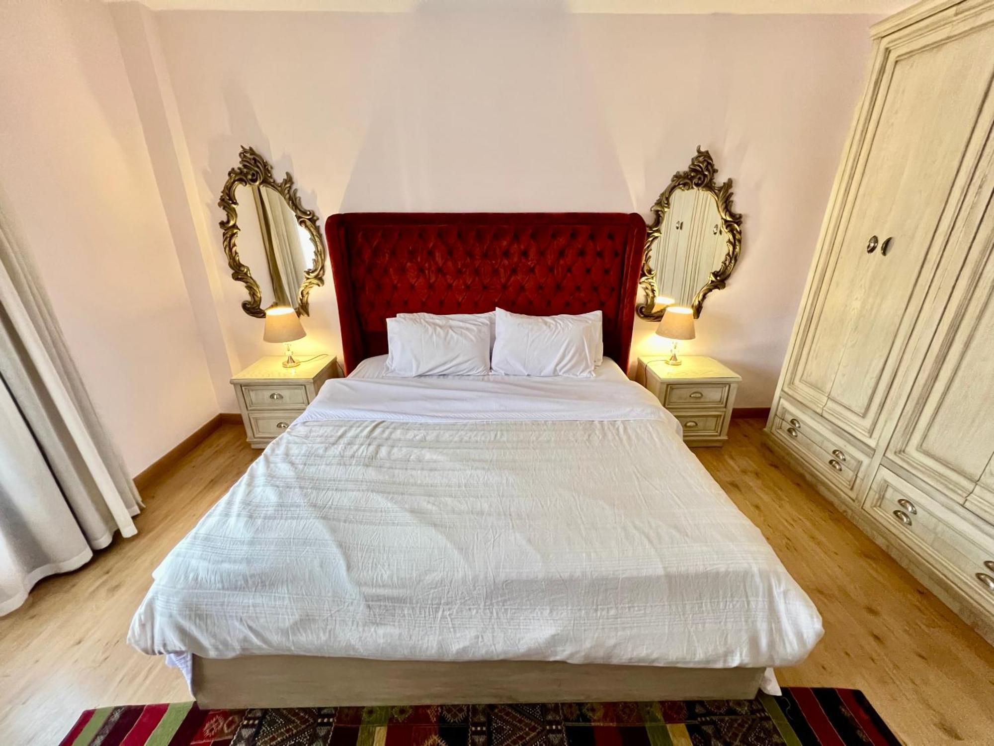 Luxurious 3 Bedroom Rustic Apartment Overlooking Huge Garden - For Families And Couples Cairo Exterior photo